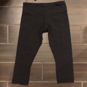 Black crop/ capri lulu